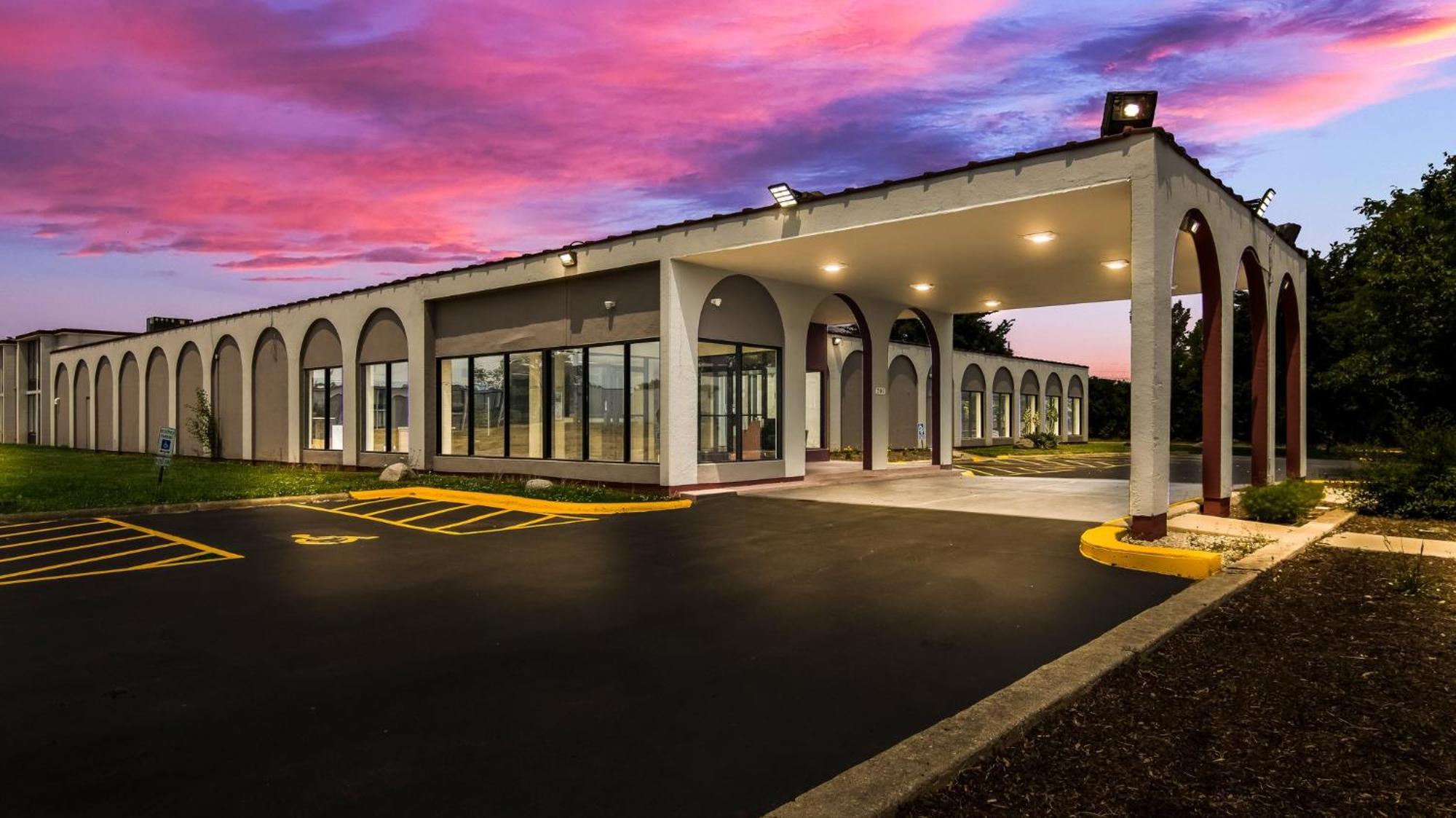 Hometowne Studios By Red Roof And Conference Center Chicago - N Aurora Naperville North Aurora Ngoại thất bức ảnh